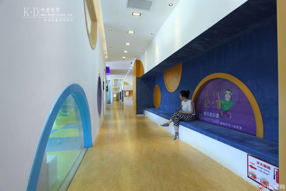 深圳爱乐早教中心设计装修
幼儿园走廊过道休息区设计装修图